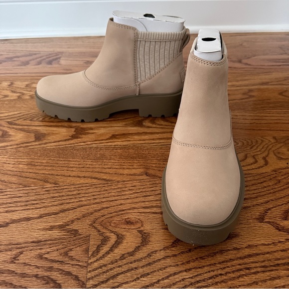 NWT UGG Chelsea Ballard Boots Women's Beige Sz9 New - Picture 1 of 9